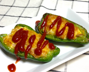 ツナ缶で、ピーマンの肉詰め風