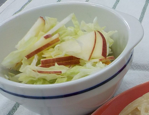 猪名川町の白菜を使った生の白菜とりんごのサラダ