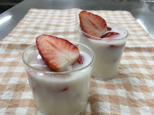 ぷるぷるいちごみるくゼリー
