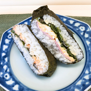 おにぎらず（たまご）※写真右