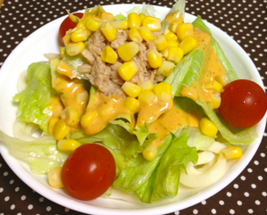 ちぎって簡単。ゴマ風味のサラダうどん